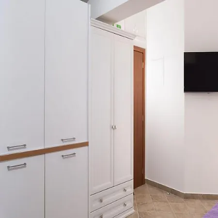 Guest house Apartments Milka & Miho 3*